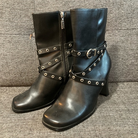 Bongo y2k vintage, like new heeled boots with strap detail. - Picture 2 of 9